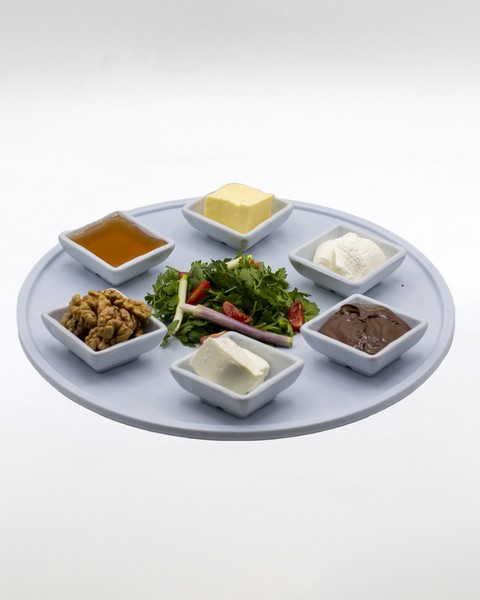 چاشت ایرانی(پنیر،کره،عسل،گردو،خامه،سبزی،شکلات،نان،چای)