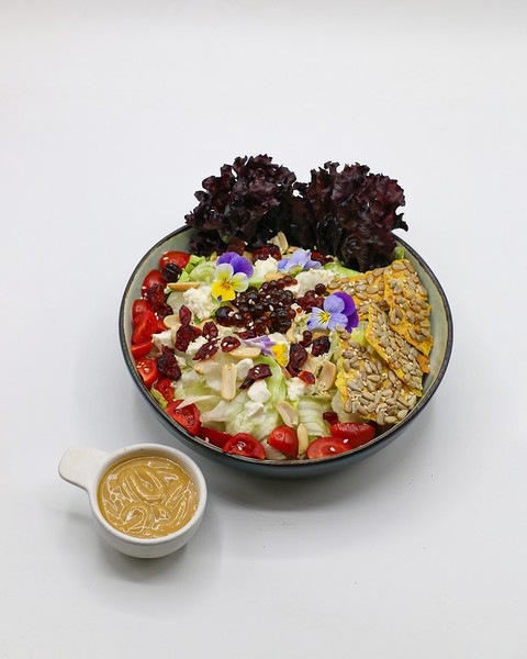 سالاد-کاهو-با-سس-نعنا-و-گردو